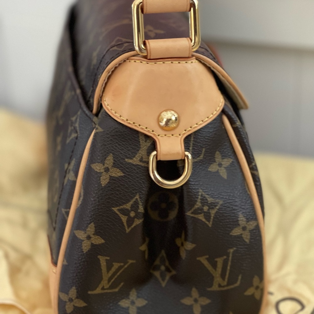 Louis Vuitton Beverly Handbag
Monogram Canvas MM great condition w/ dust bag - Picture 4 of 10